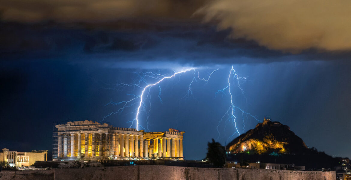 Zeus strikes Greece with 5,000 lightning bolts 1