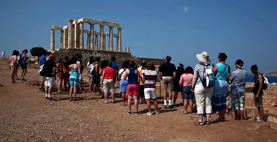 Greece grants free entry to student tour guides 1