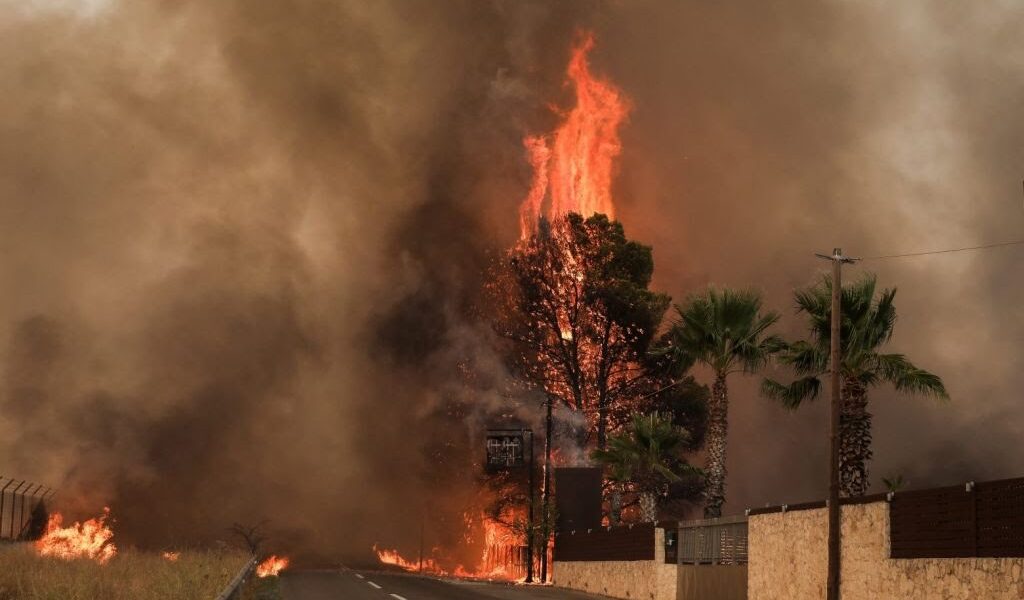 Fire in SW Peloponnese still burning, several evacuations in Messinia region 1