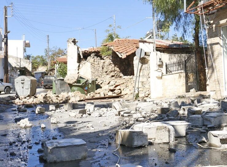stone building earthquake crete September 27, 2021.