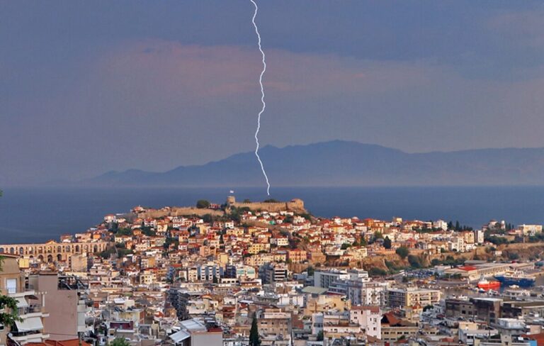 Lightning strike in the middle of the day kills man in Kavala