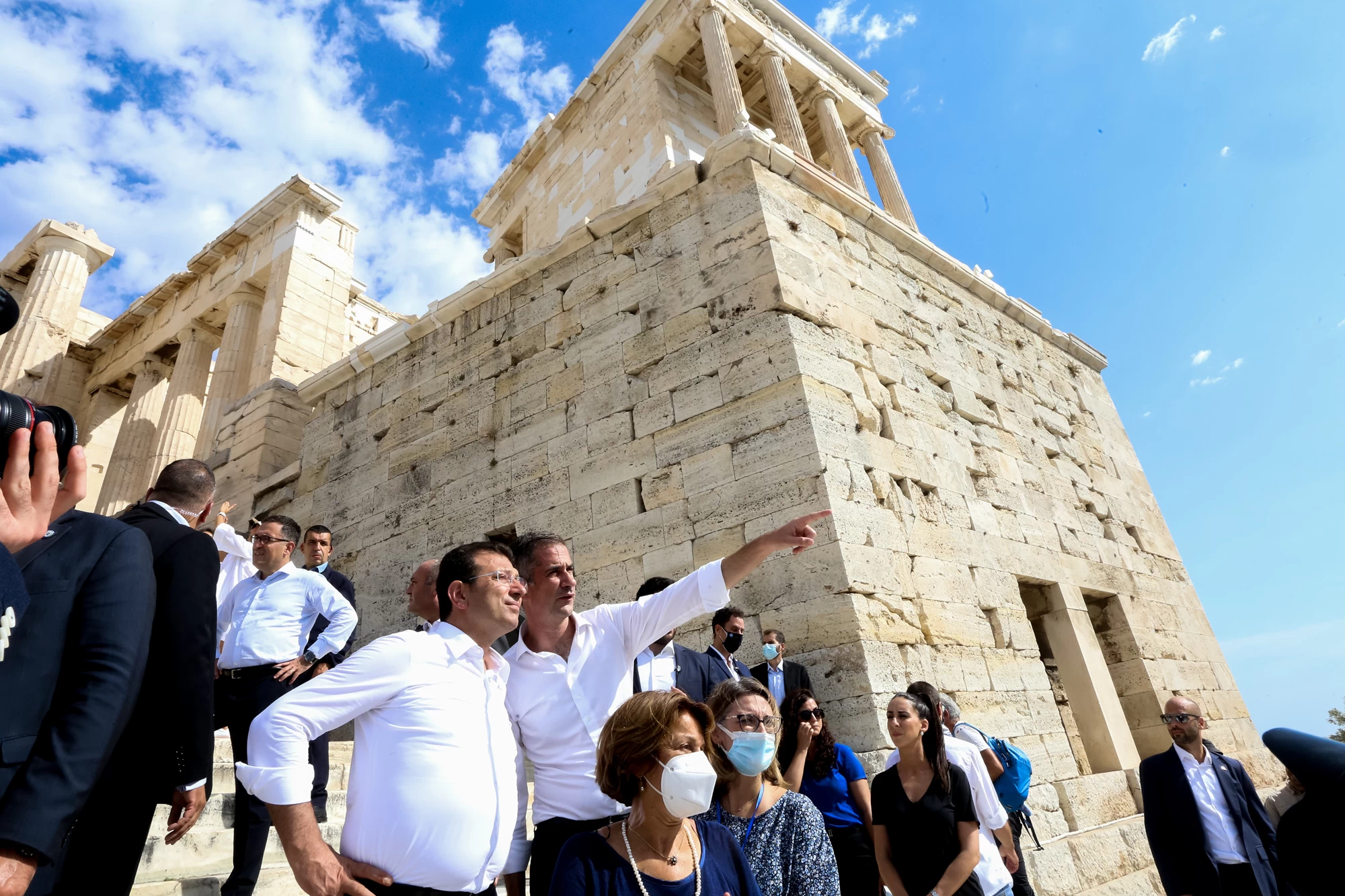 Greek and Turkish mayors together on the sacred hill of the Acropolis 3