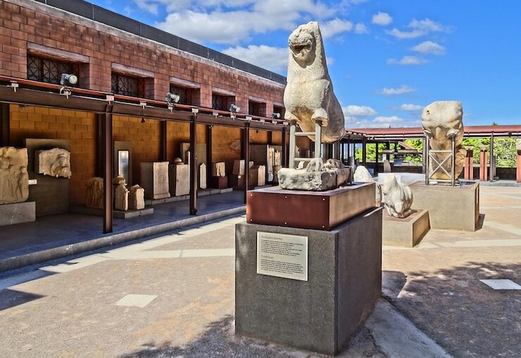 thebes museum lions