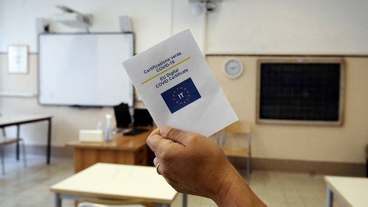 ITALY: 4 million students return to school, vaccine 'passports' for teachers 3