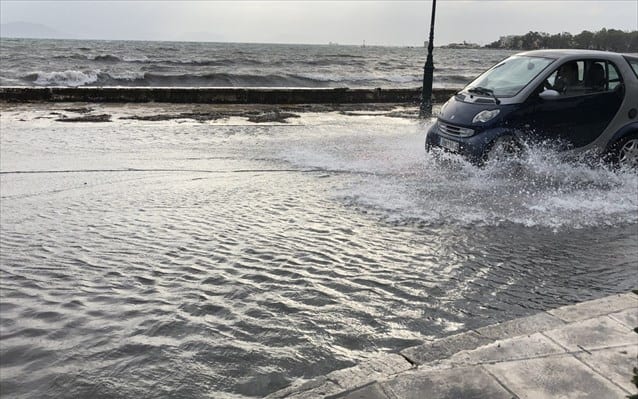 FLOOD WARNINGS: Schools shut on Corfu and Paxos islands due to extreme weather conditions