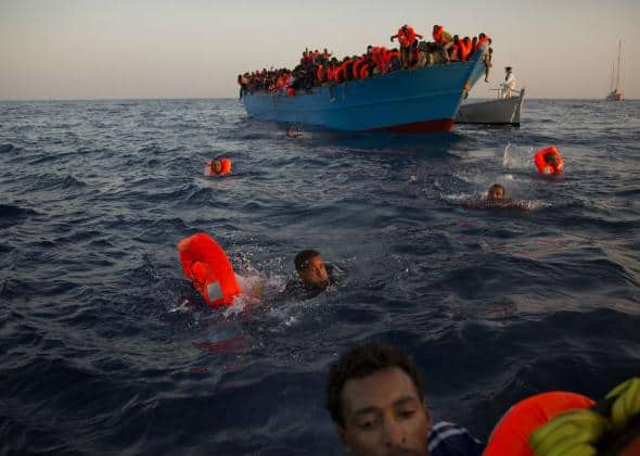 Migration Minister calls for investigation into alleged refugee pushbacks in Greek waters