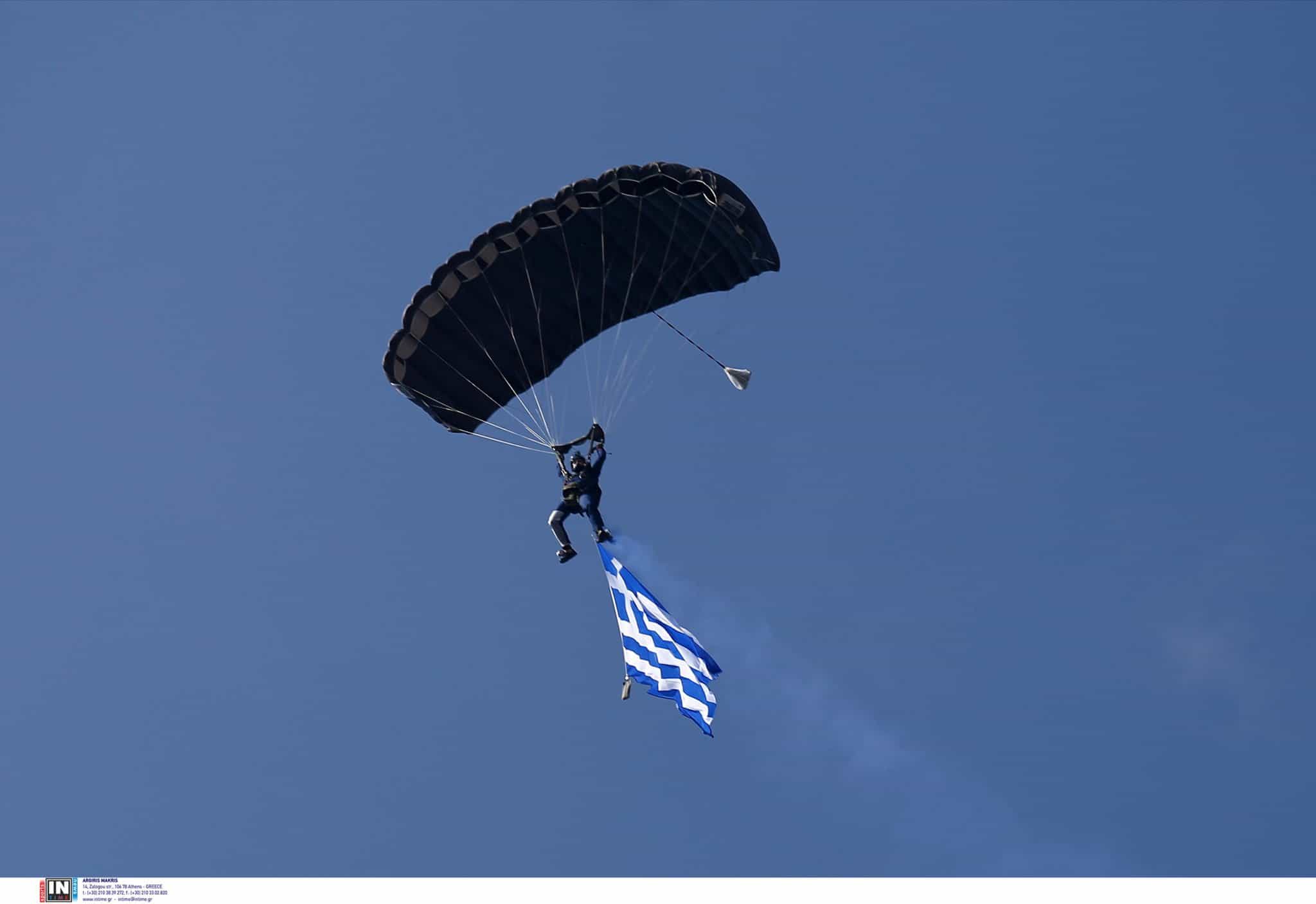 Έλληνες αλεξιπτωτιστές πέφτουν από τον ουρανό, προσγειώνονται μπροστά στον πρόεδρο και παρουσιάζουν την ελληνική σημαία του (βίντεο) 10