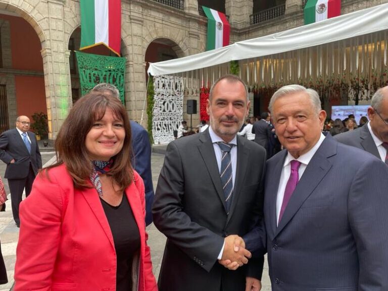 Deputy FM attends Mexico Independence Day celebrations; 1000 Greek families in the country request educational resources