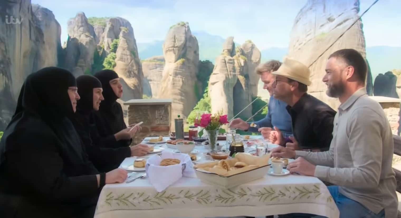METEORA : Gordon Ramsay s'assoit pour déjeuner avec des religieuses grecques (VIDEO) 3