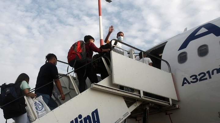 Forty-three confirmed Afghan refugees flown to Portugal from Greece 17