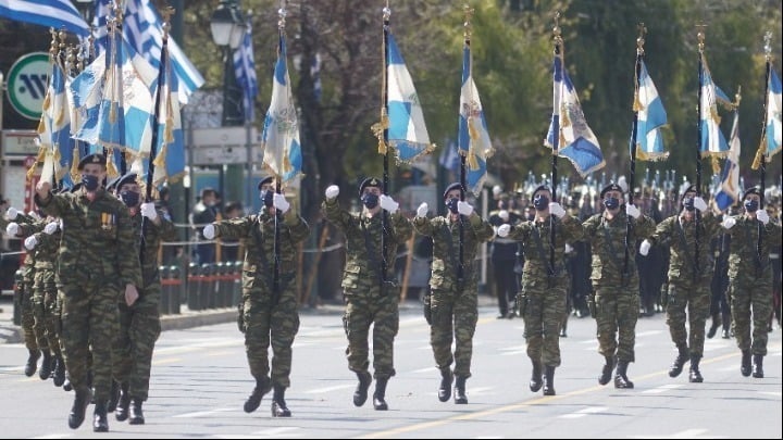 Έλληνες αλεξιπτωτιστές πέφτουν από τον ουρανό, προσγειώνονται μπροστά στον πρόεδρο και παρουσιάζουν την ελληνική σημαία του (βίντεο) 11