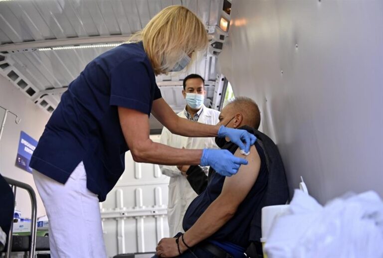 Greek government pushes for booster shots; 62.3% of population only fully vaccinated