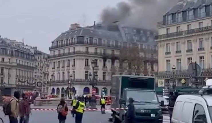 Fire beaks out near Place de L'Opera in central Paris 5