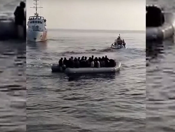 Turkish coast guard attempts to push illegal immigrants into Greek waters(VIDEO) 1