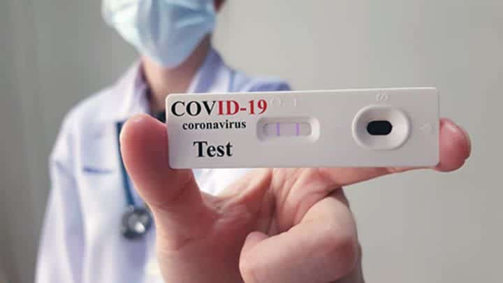 Greek government: Covid-19 tests could become mandatory even for the vaccinated due to Omicron 1