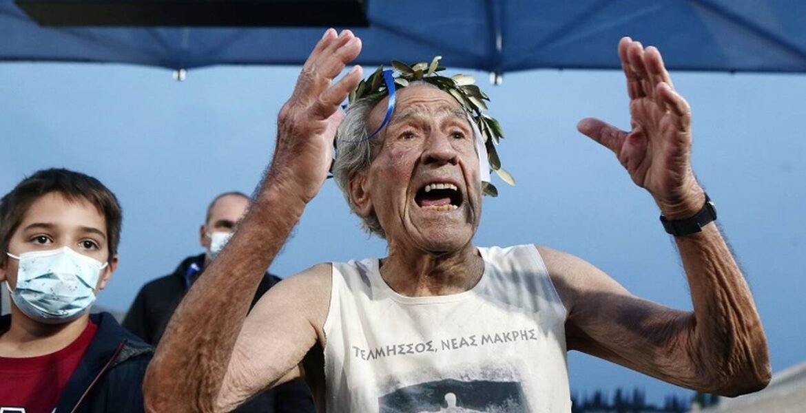 90 YEAR-OLD STELIOS PRASSAS: "We must finish the race to glorify Greece!" says the oldest participant in Athens Marathon (VIDEO) 1