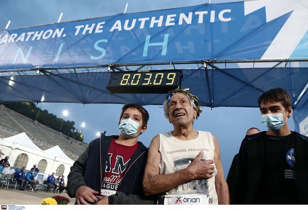 90 YEAR-OLD STELIOS PRASSAS: "We must finish the race to glorify Greece!" says the oldest participant in Athens Marathon (VIDEO) 4