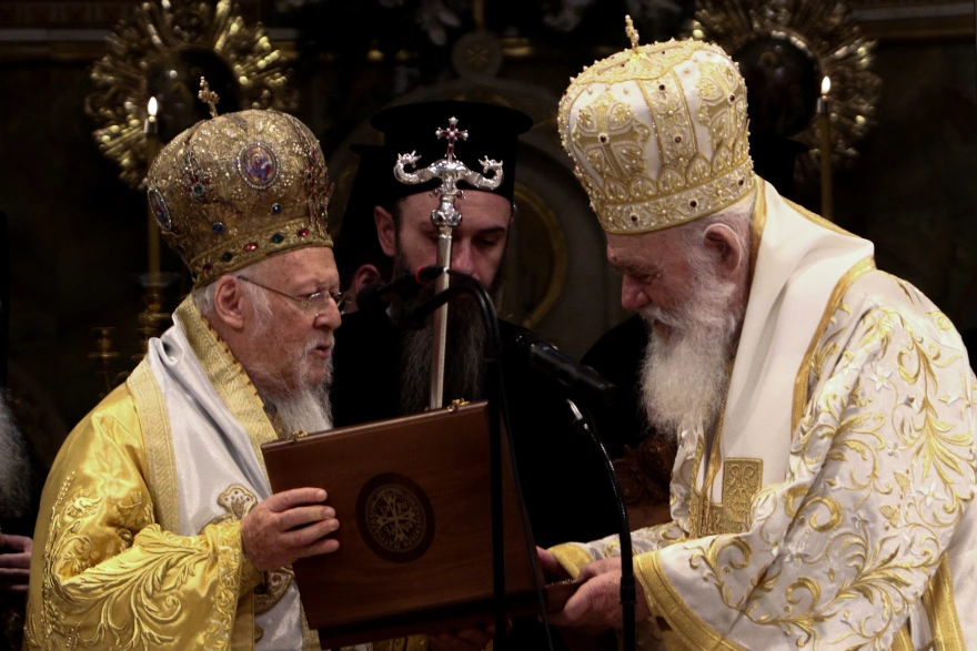 Ο Οικουμενικός Πατριάρχης αποτίει φόρο τιμής στους εργαζόμενους στον τομέα της υγείας στο ελληνικό μέτωπο 