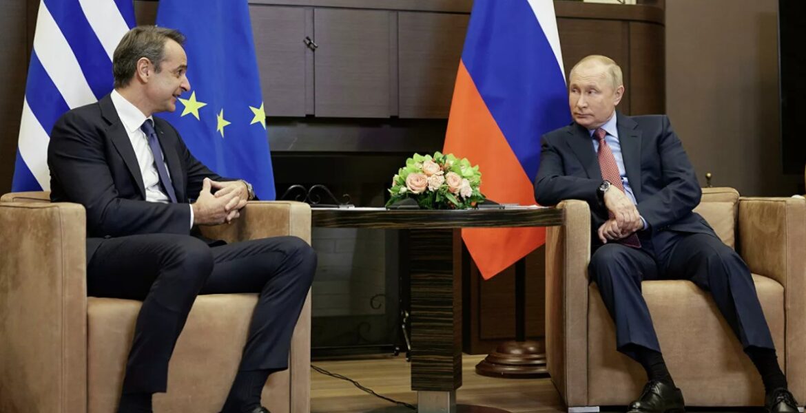 Greek Prime Minister Kyriakos Mitsotakis and Russian Vladimir Putin in Sochi on December 8, 2021.