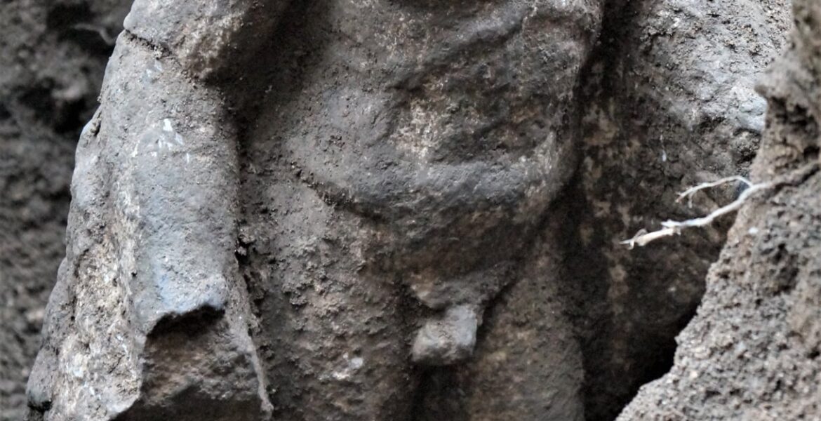 Headless statue veria