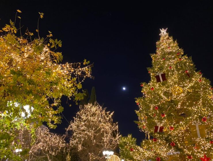 Athens Christmas decorations at Syntagma Square on December 16, 2021. © Greek City Times.
