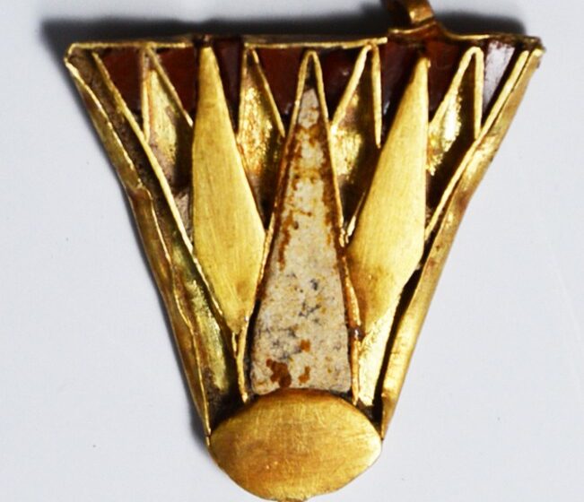 Gold jewellery from the time of Nefertiti found in Bronze Age tombs in Cyprus 1