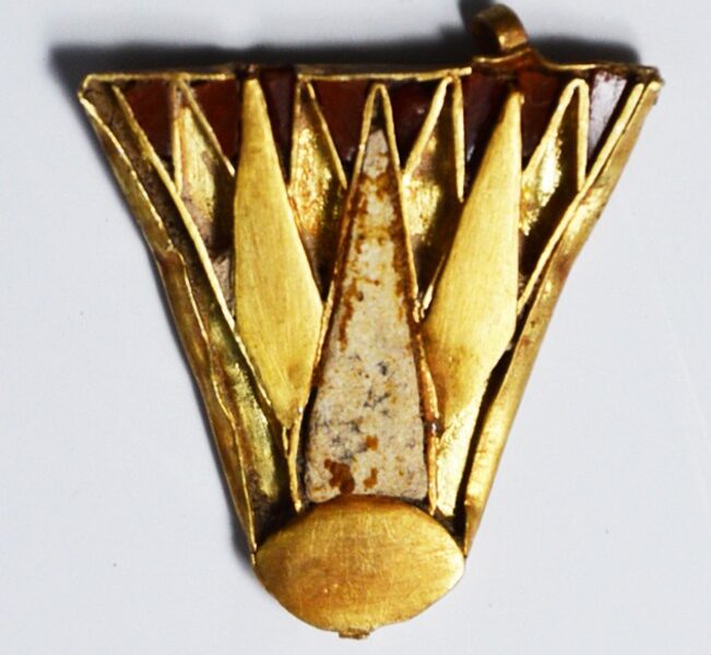 Low Res Egyptian lotus jewellery with inlaid stones ca. 1350 BCE.jpg