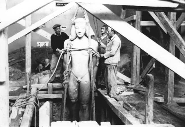 A kouros being lowered to the basement in Athens in the winter of 1941-2