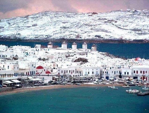 Party Island Mykonos, Santorini, Tinos, covered in snow! (VIDEO) 3