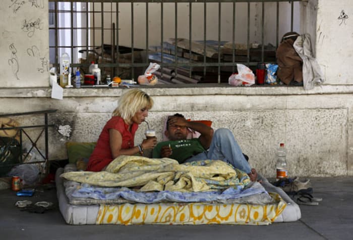 Athens provides heated shelters for the homeless as bad weather batters Greece 1