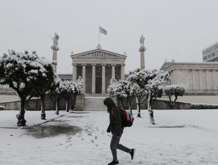 Snow forces Greeks into obligatory holiday 1