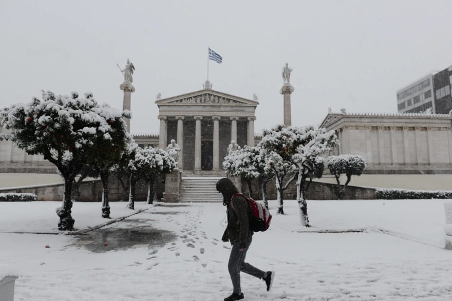 Snow forces Greeks into obligatory holiday 1