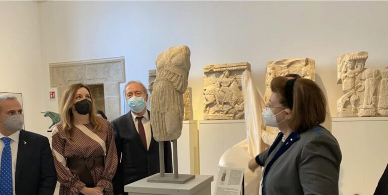 ACROPOLIS MUSEUM: Greece 'donates' goddess Athena to Italy