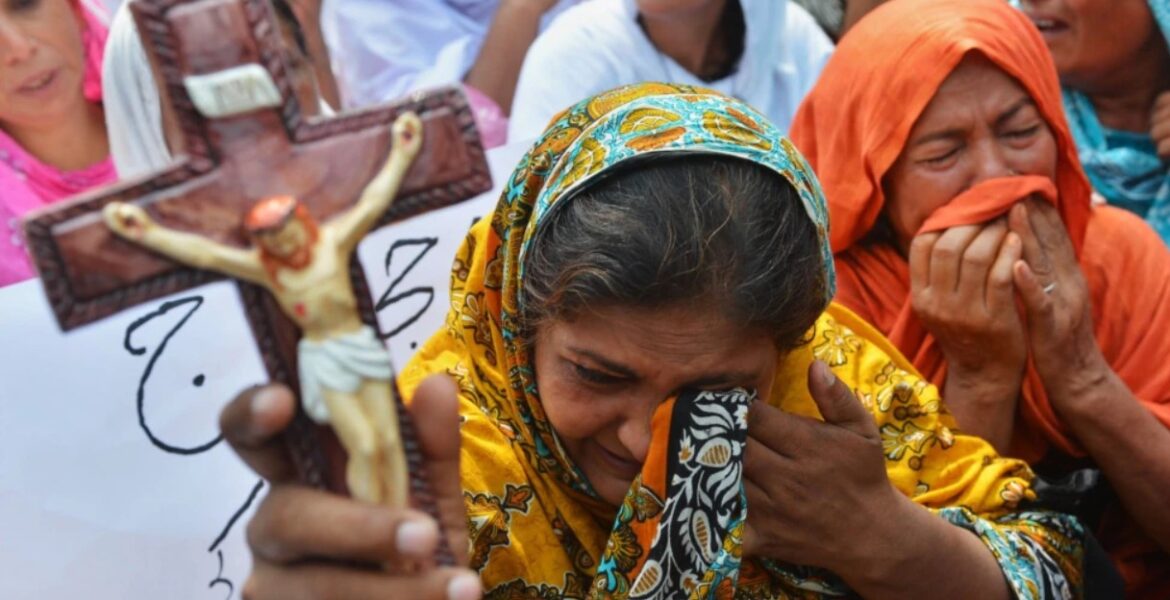 Proto Thema Pakistani Christians protesting the September 22, 2013 suicide bombings at Peshawar's All Saints Church, which left more than 80 dead.