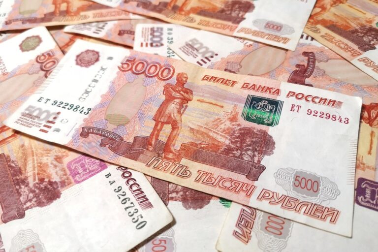 Russia's central bank hikes key rate to 20 pct