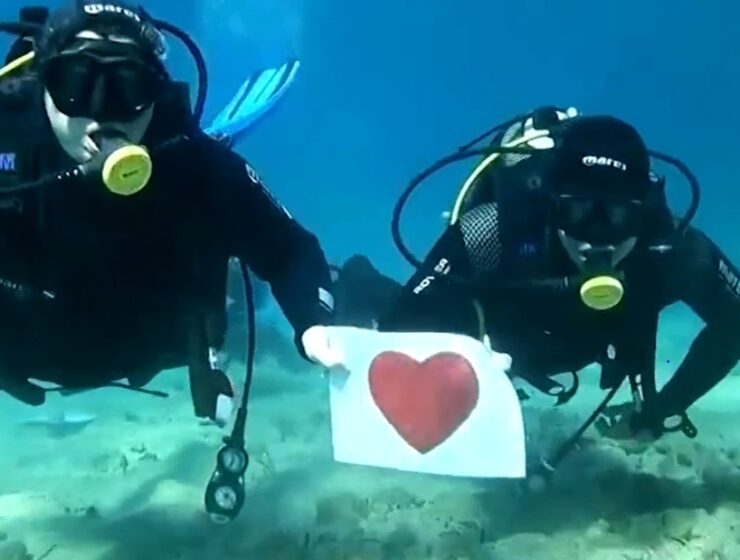 Greek divers send underwater message of love