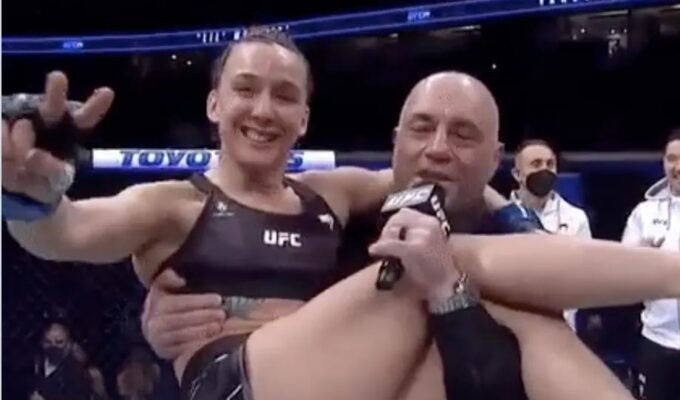 Vanessa Demopoulos jumps on Joe Rogan after UFC match win (VIDEO) 4