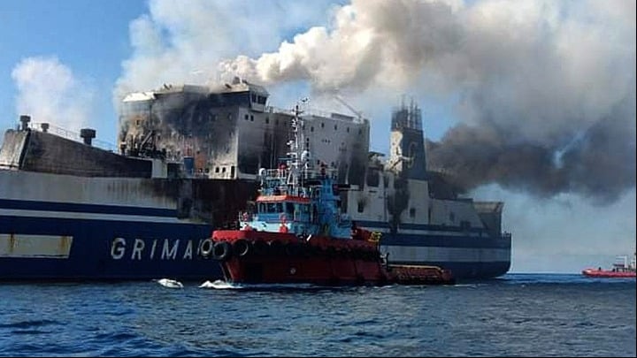 Firefighters battle against fire pockets on burning ferry 12 people still missing (video) 1
