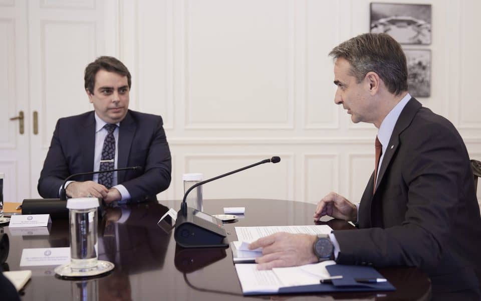 Bulgarian Finance Minister Assen Vassilev met with Greek Premier Kyriakos Mitsotakis in Athens on Feb. 22. [Prime Minister's Office]
