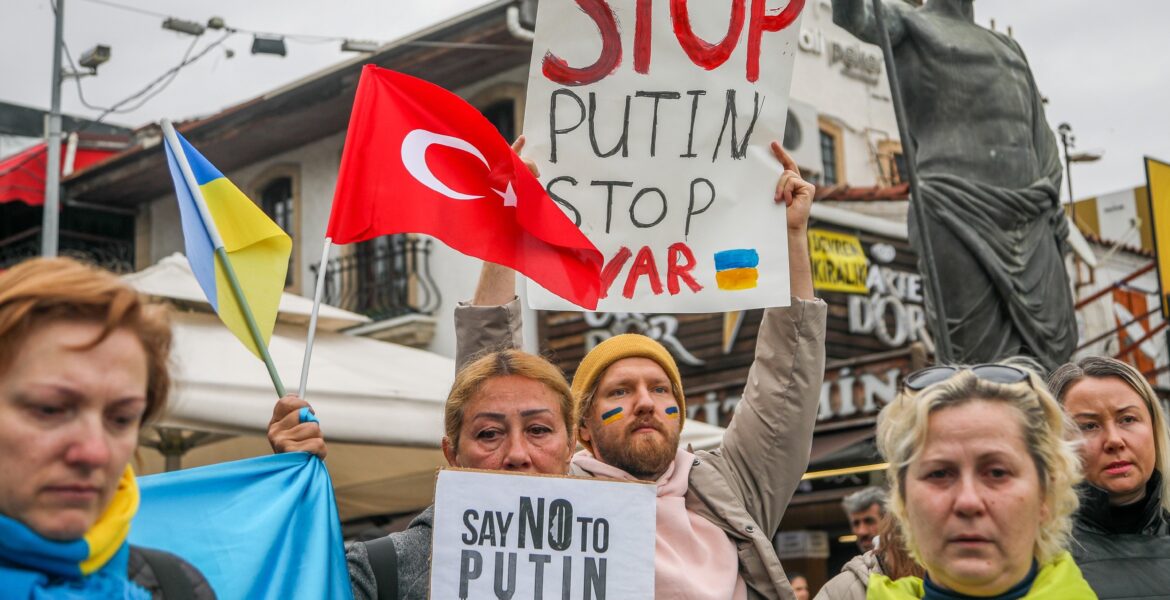 Ukrainians living in southern Antalya province protest Russia's invasion of Ukraine, in Antalya, Turkey, Feb. 24, 2022. (DHA Photo) Turkey