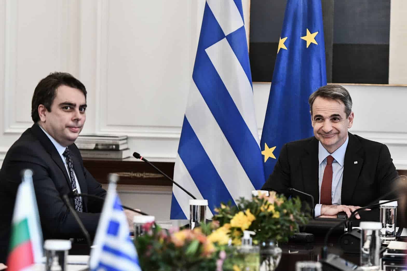 Bulgarian Finance Minister Assen Vassilev met with Greek Premier Kyriakos Mitsotakis in Athens on Feb. 22. [Prime Minister's Office]