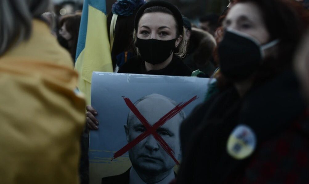 Ukrainians protesting in Athens on March 1, 2022.