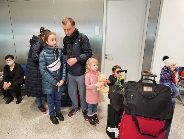 Greek, Cypriots nationals from Ukraine arrive safely in Athens; Greece to welcome Ukrainian refugees 12