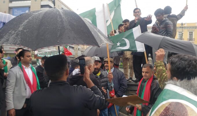 Pakistani Imran Khan protest Omonia April 17, 2022.