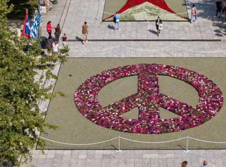 Message of peace for Ukraine with 13,600 flowers in Syntagma Square