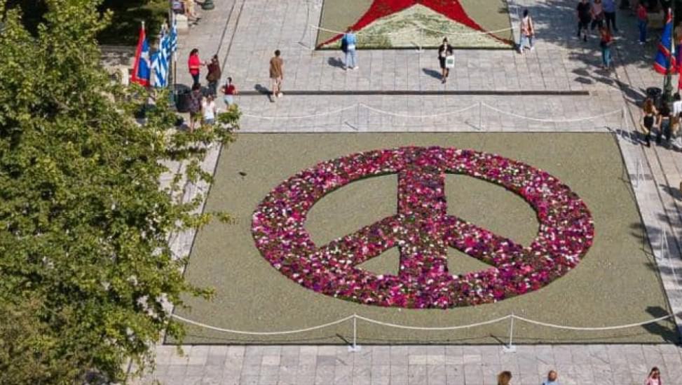 Message of peace for Ukraine with 13,600 flowers in Syntagma Square
