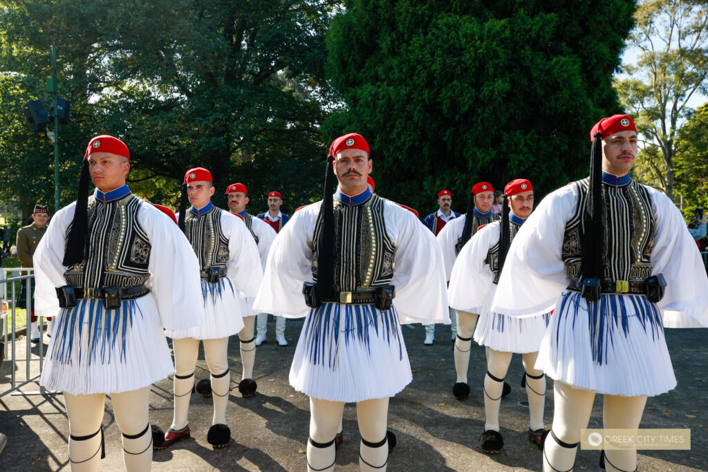 Greek Presidential Guard Evzones lead Anzac Day march (see video) 4