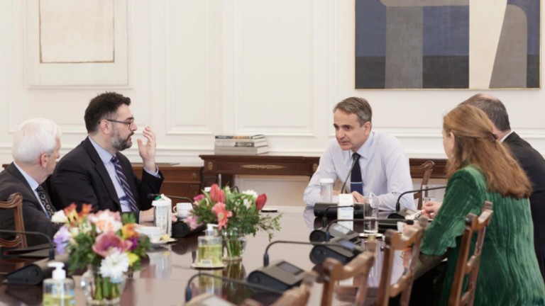 Mitsotakis to Consul of Mariupol: Let's see how Greece can help rebuild the city
