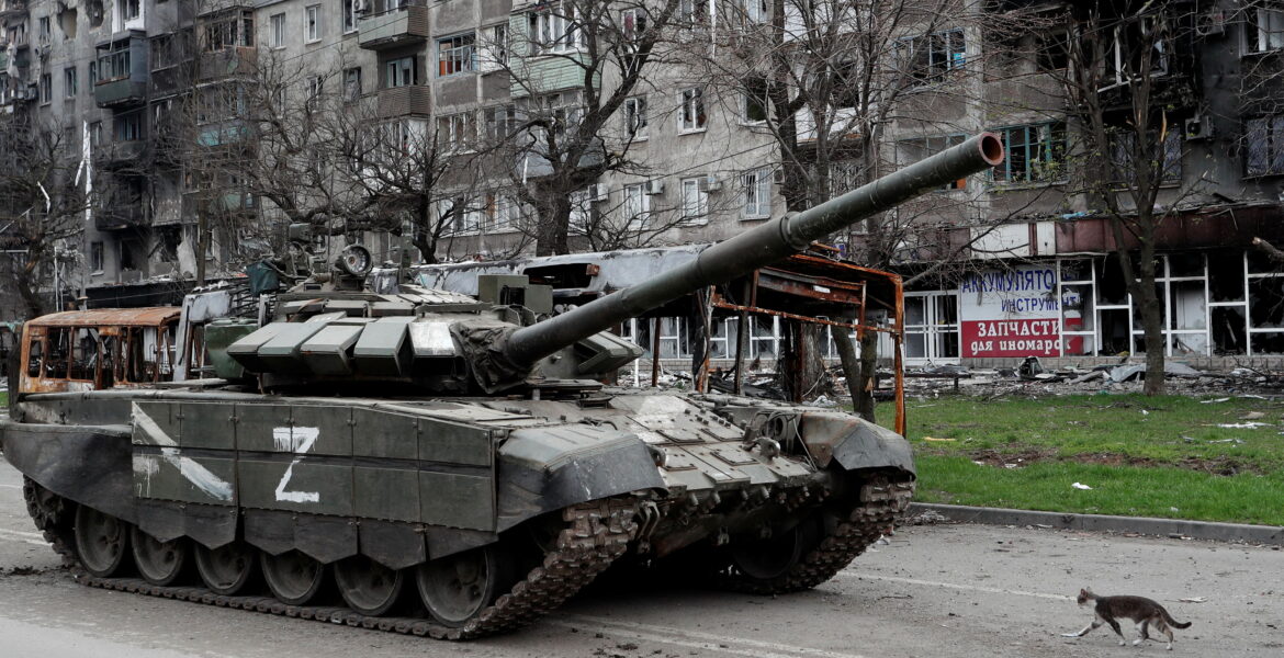 A cat walks next to a tank of pro-Russian troops in front of an apartment building damaged during Ukraine-Russia conflict in the southern port city of Mariupol, Ukraine April 19, 2022. REUTERS/Alexander Ermochenko Putin