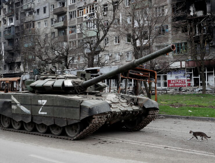 A cat walks next to a tank of pro-Russian troops in front of an apartment building damaged during Ukraine-Russia conflict in the southern port city of Mariupol, Ukraine April 19, 2022. REUTERS/Alexander Ermochenko Putin
